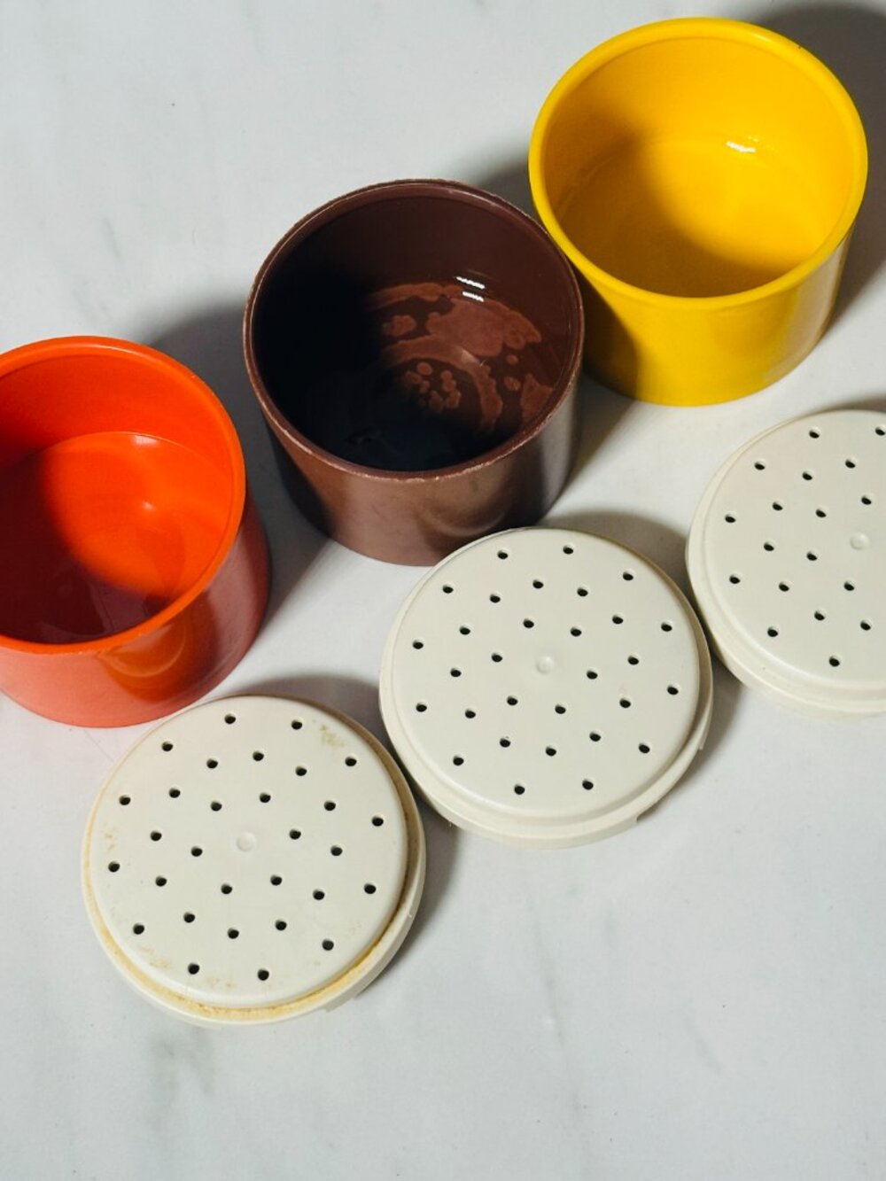 Vintage Tupperware 3 Stacking Spice Shakers Harvest Colors with Lids - Picture 3 of 4